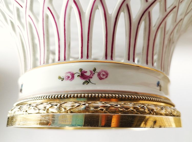 Tazza traforata in porcellana di Dresda Germania XIX secolo