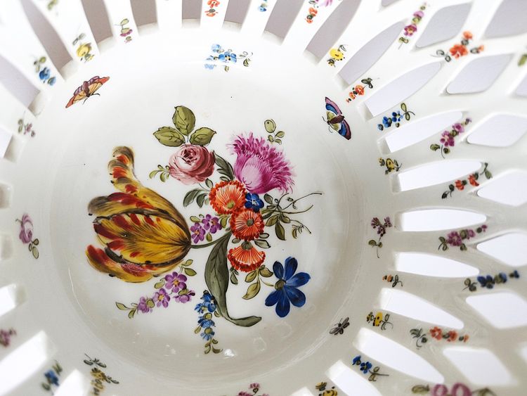 Tazza traforata in porcellana di Dresda Germania XIX secolo