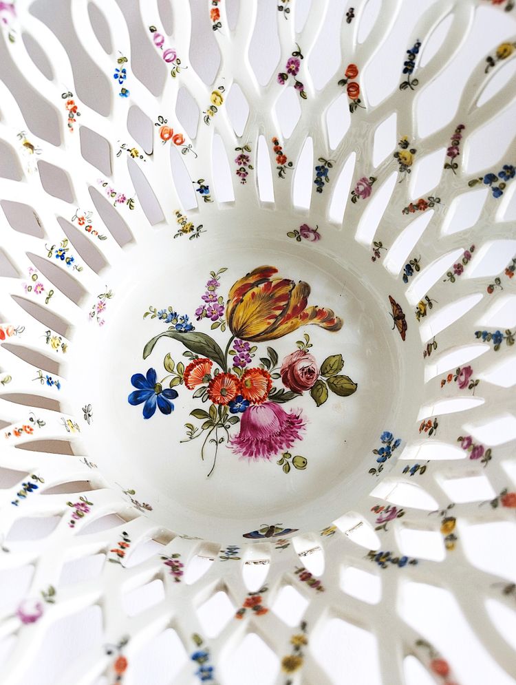 Tazza traforata in porcellana di Dresda Germania XIX secolo