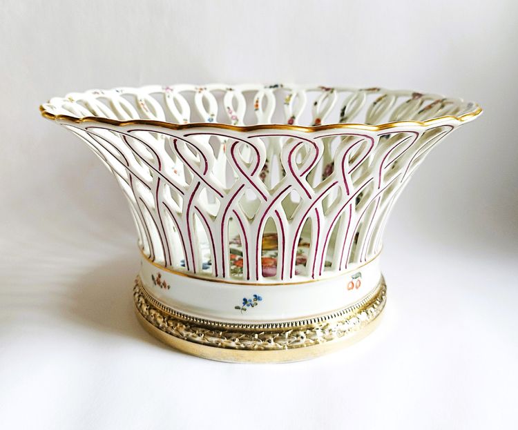 Tazza traforata in porcellana di Dresda Germania XIX secolo