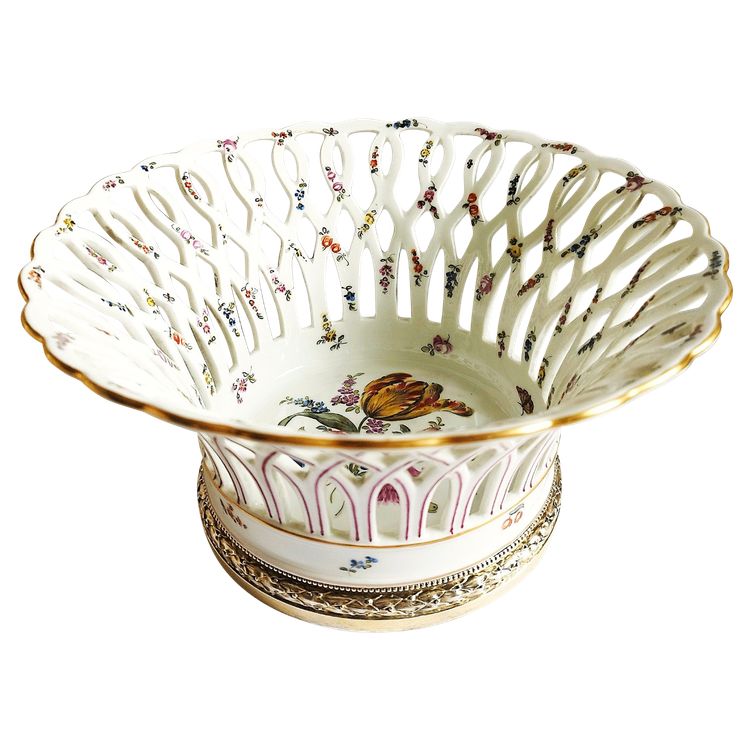 Tazza traforata in porcellana di Dresda Germania XIX secolo