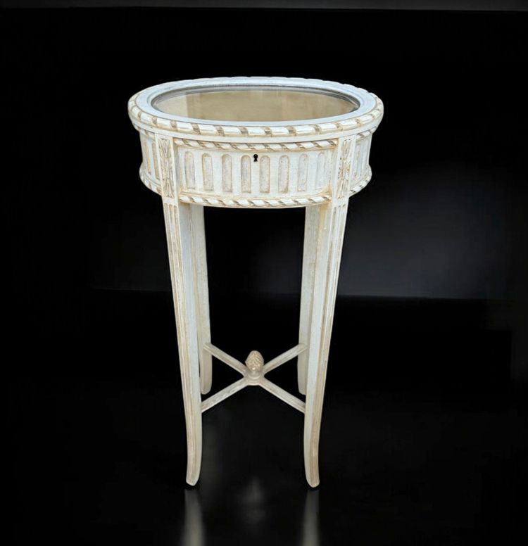 ANTIQUE LOUIS XVI STYLE DISPLAY CASE FROM THE 1900S IN WHITE LACQUERED WOOD