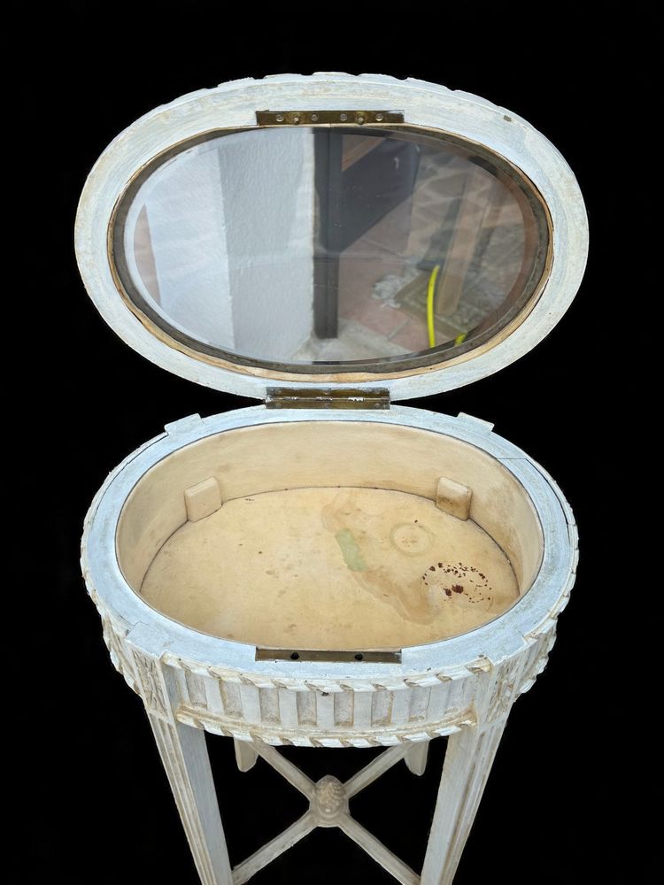 ANTIQUE LOUIS XVI STYLE DISPLAY CASE FROM THE 1900S IN WHITE LACQUERED WOOD