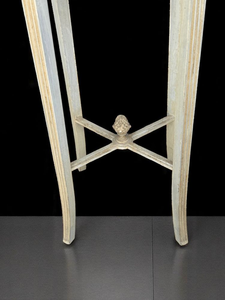 ANTIQUE LOUIS XVI STYLE DISPLAY CASE FROM THE 1900S IN WHITE LACQUERED WOOD