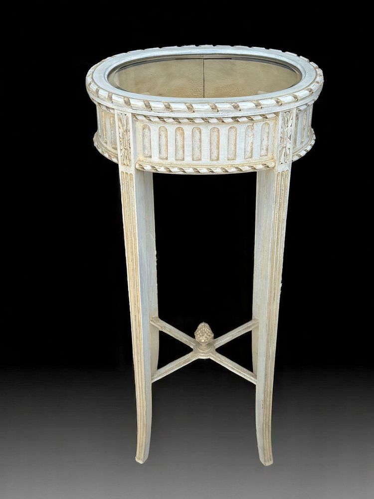 ANTIQUE LOUIS XVI STYLE DISPLAY CASE FROM THE 1900S IN WHITE LACQUERED WOOD