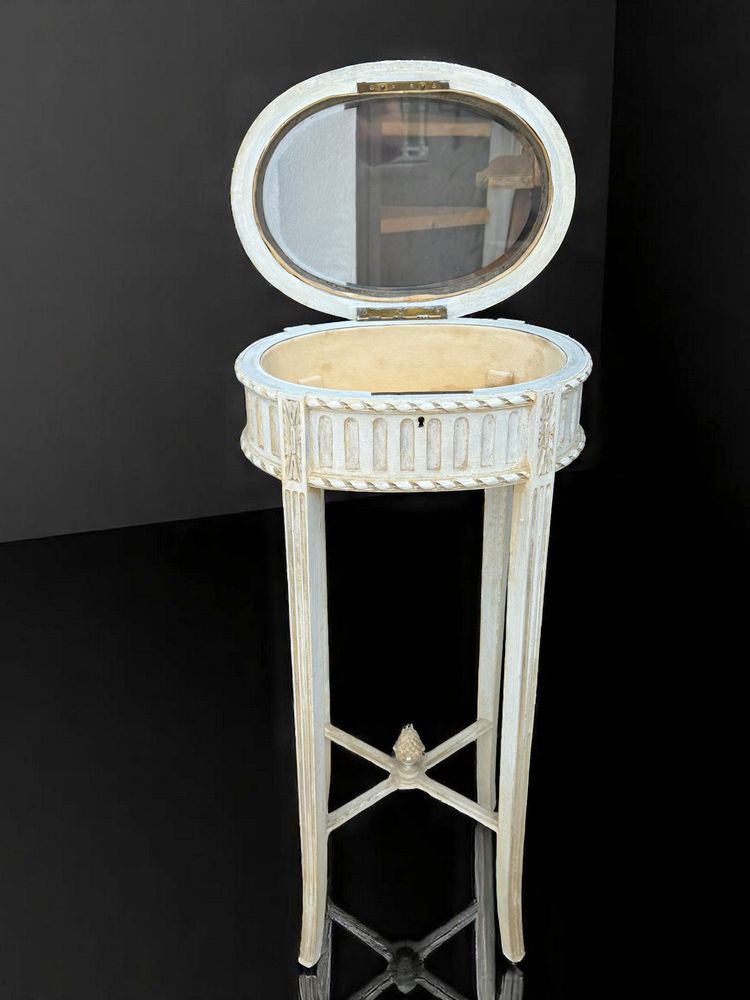 ANTIQUE LOUIS XVI STYLE DISPLAY CASE FROM THE 1900S IN WHITE LACQUERED WOOD