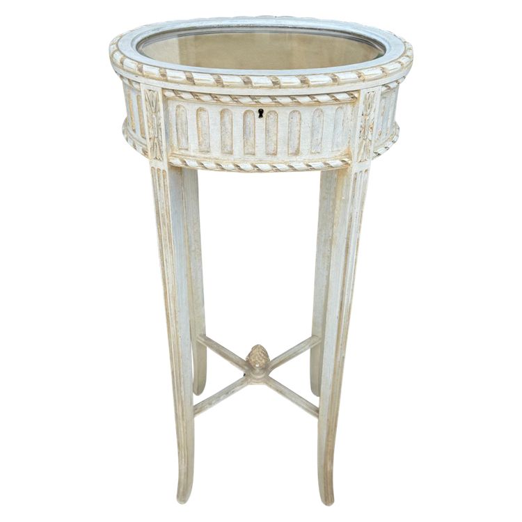ANTIQUE LOUIS XVI STYLE DISPLAY CASE FROM THE 1900S IN WHITE LACQUERED WOOD