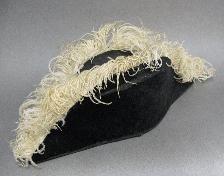 Einhorn, genannt "Hof", ist ein gezifferter Knopf unter der Krone von Adel und Königen.