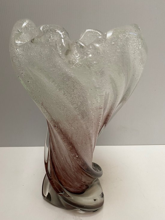 Vase aus mundgeblasenem Kristall mit eingearbeiteten Blasen, doppelschichtig