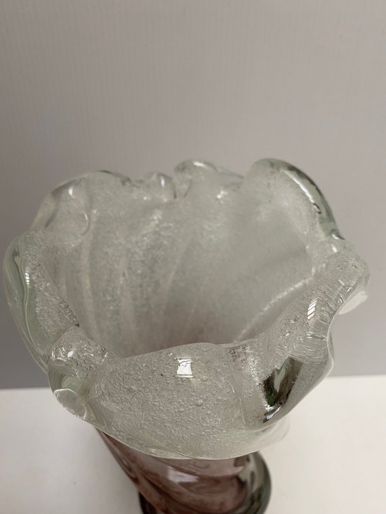 Vase aus mundgeblasenem Kristall mit eingearbeiteten Blasen, doppelschichtig