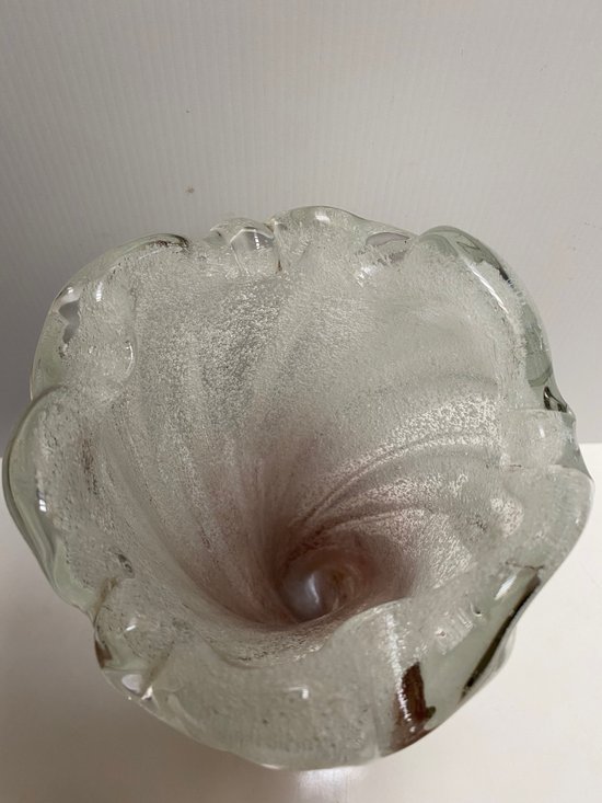 Vase aus mundgeblasenem Kristall mit eingearbeiteten Blasen, doppelschichtig