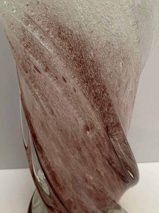 Vase aus mundgeblasenem Kristall mit eingearbeiteten Blasen, doppelschichtig