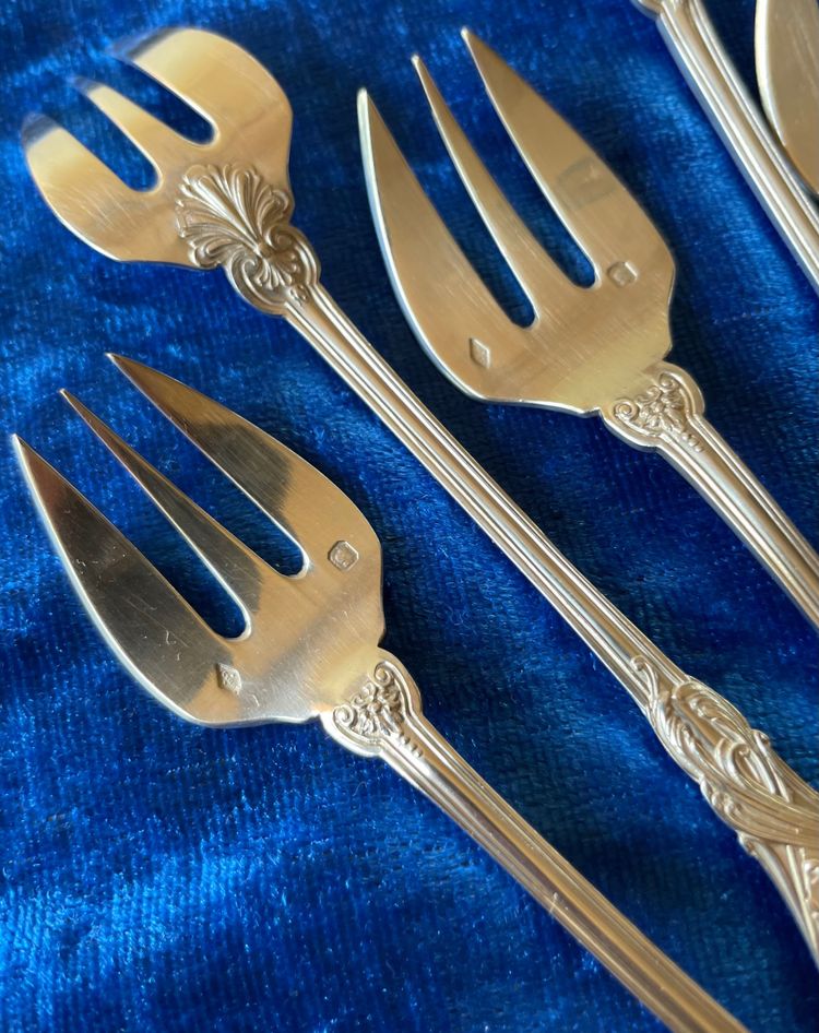 12 oyster forks.