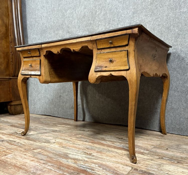 Scrivania in noce curvato di epoca Luigi XV con timbro Hache, 1750 ca.
