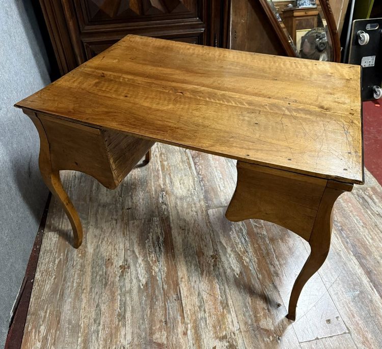 Scrivania in noce curvato di epoca Luigi XV con timbro Hache, 1750 ca.