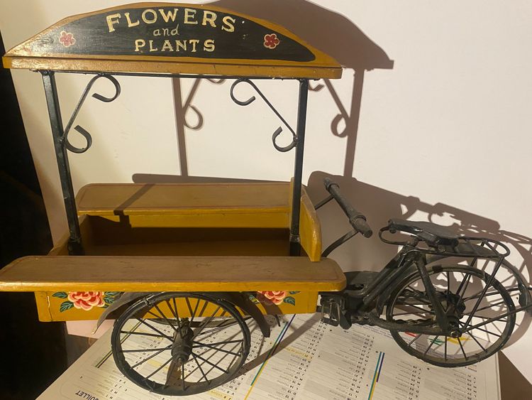  Charmant Triporteur Anglais de fleuriste "Maquette de table décorative" des Années "60" en métal