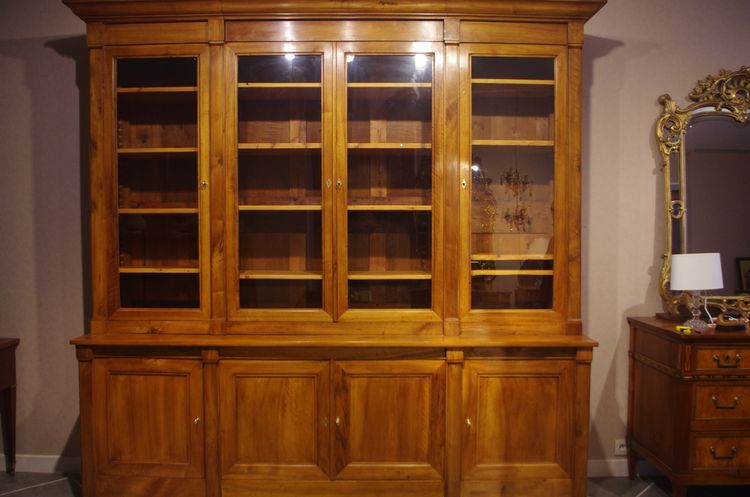 Bücherregal aus massivem Walnussholz