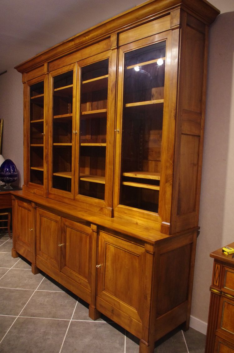 Bücherregal aus massivem Walnussholz