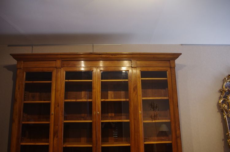 Bücherregal aus massivem Walnussholz
