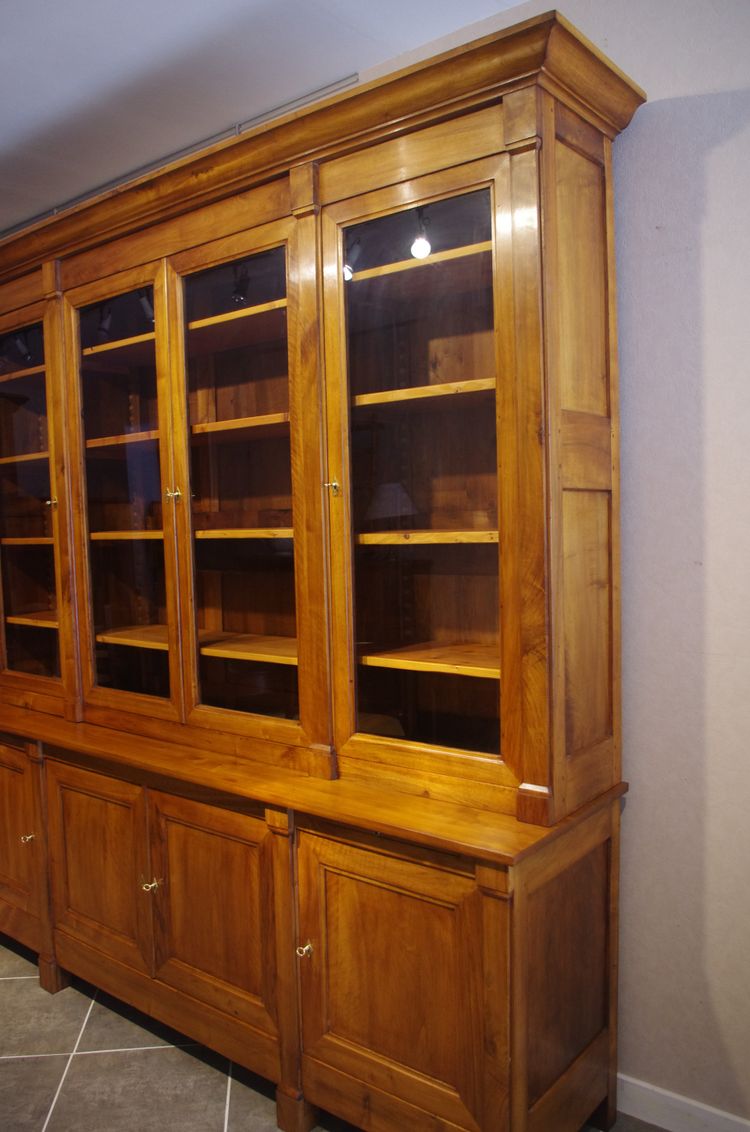 Bücherregal aus massivem Walnussholz