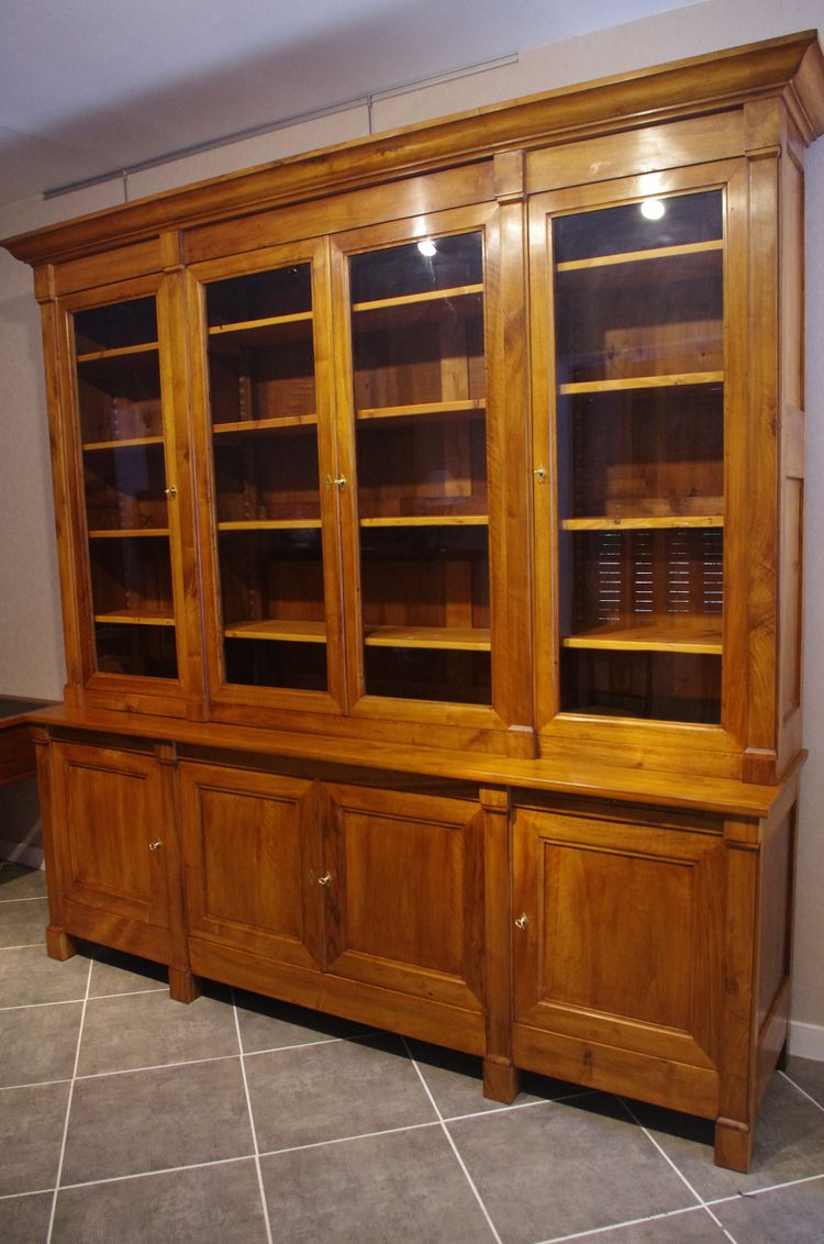 Bücherregal aus massivem Walnussholz