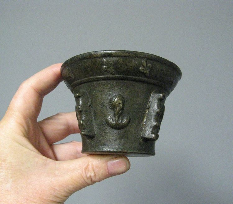 Mortier XVIIème En Bronze. Fleurs De Lys. 