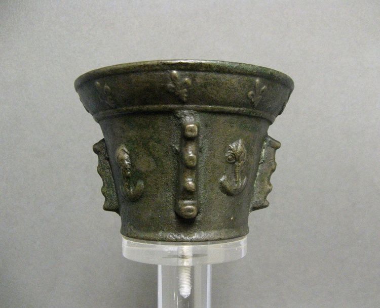 Mortier XVIIème En Bronze. Fleurs De Lys. 