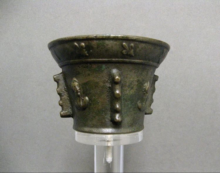 Mortier XVIIème En Bronze. Fleurs De Lys. 