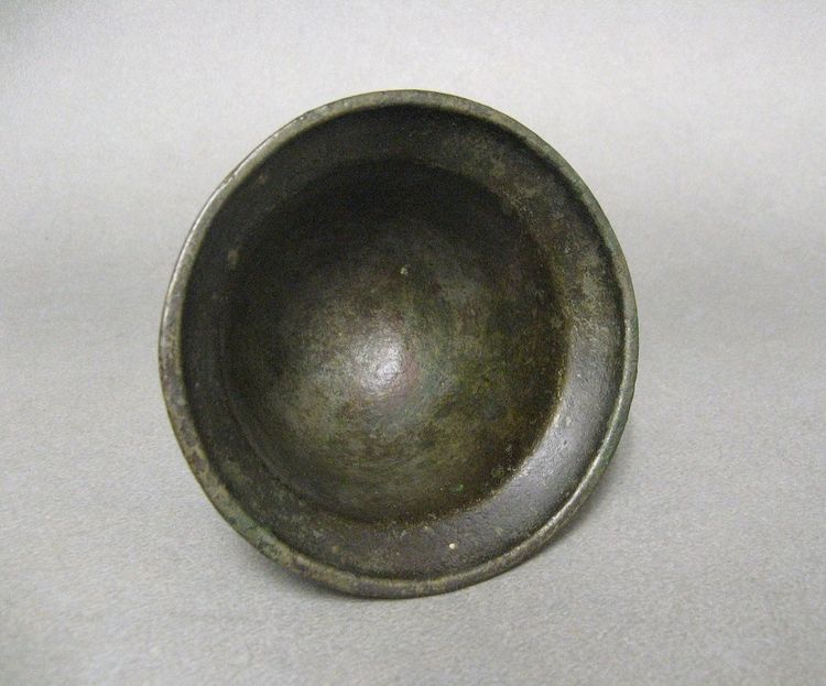 Mortier XVIIème En Bronze. Fleurs De Lys. 