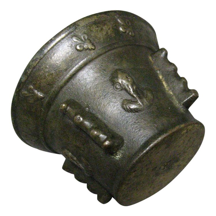 Mortier XVIIème En Bronze. Fleurs De Lys. 
