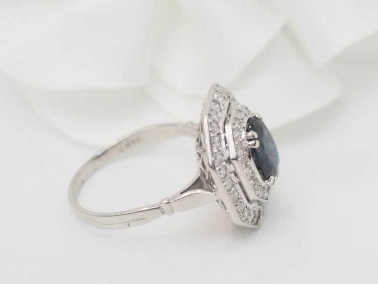 Bague double entourage en or blanc, saphir et diamants 