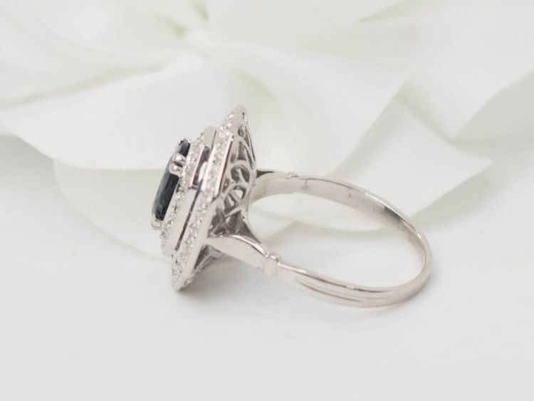 Bague double entourage en or blanc, saphir et diamants 
