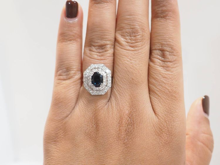 Bague double entourage en or blanc, saphir et diamants 