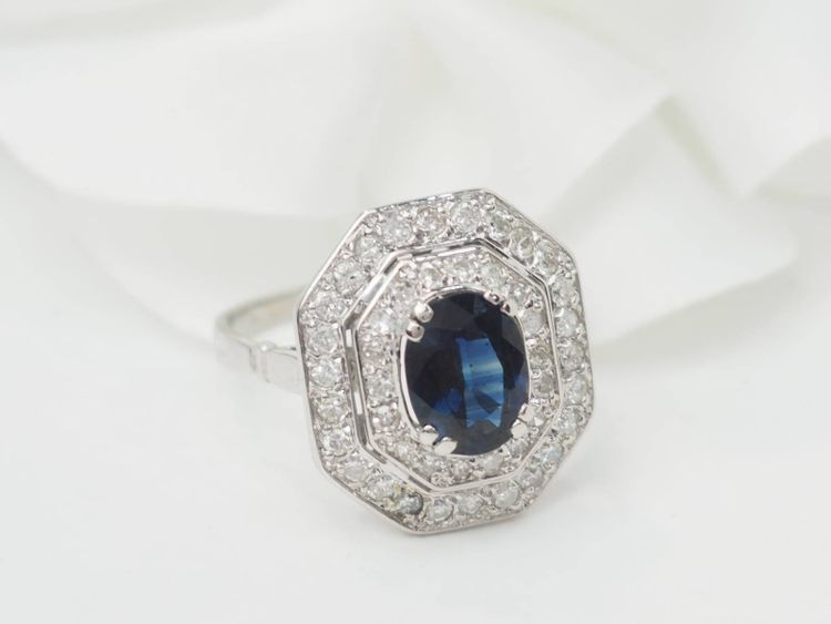Bague double entourage en or blanc, saphir et diamants 