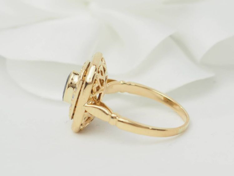Bague entourage en or jaune, saphir et diamants 