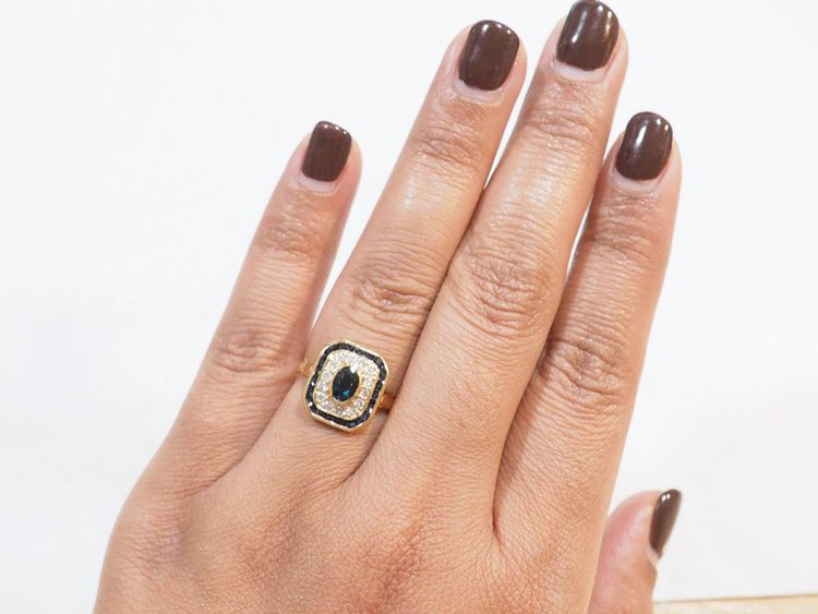 Bague entourage en or jaune, saphir et diamants 