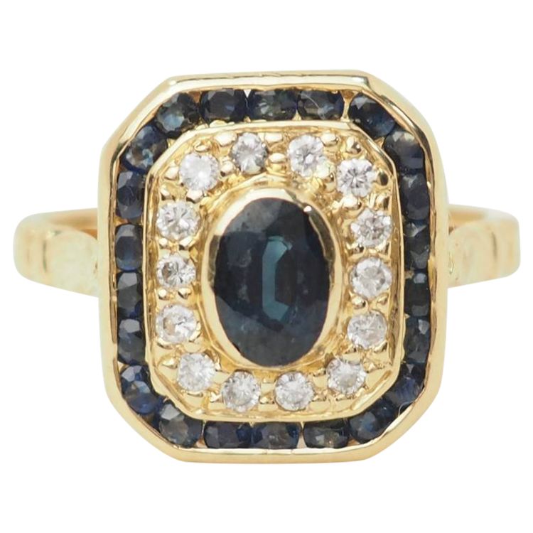Bague entourage en or jaune, saphir et diamants 