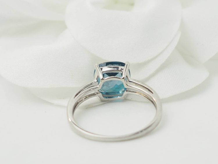 Anello in oro bianco e topazio blu