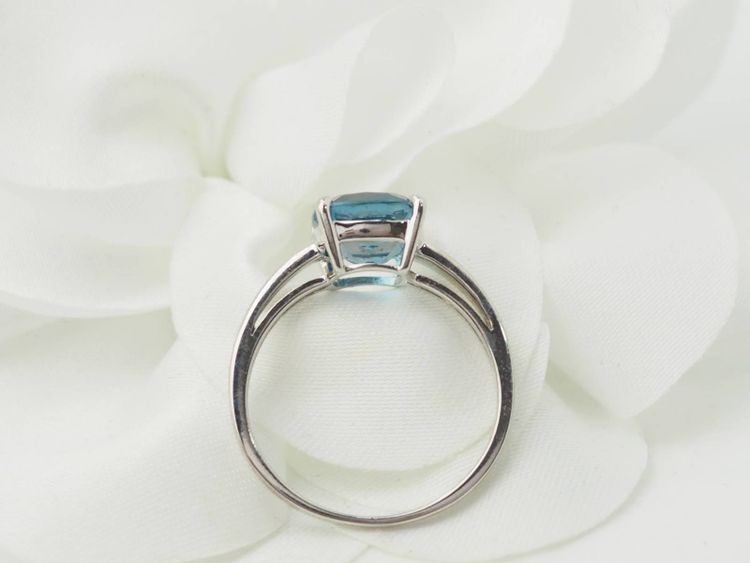 Anello in oro bianco e topazio blu