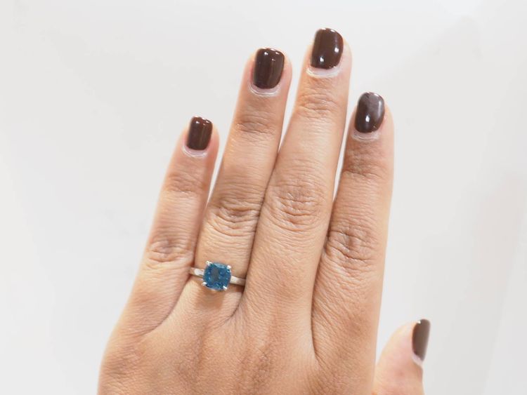 Anello in oro bianco e topazio blu