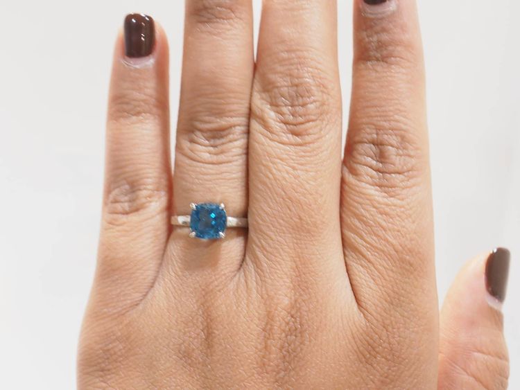 Anello in oro bianco e topazio blu