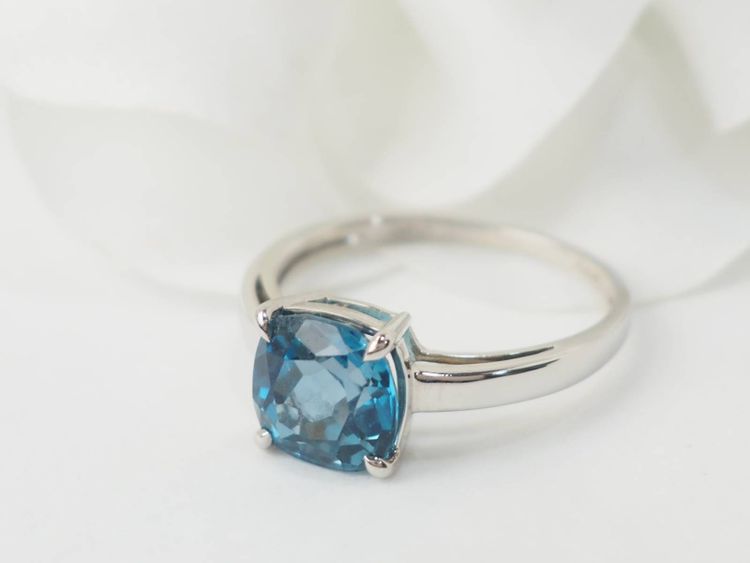 Anello in oro bianco e topazio blu