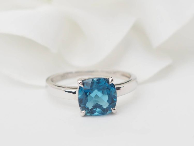 Anello in oro bianco e topazio blu