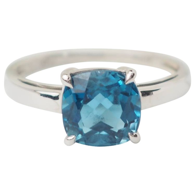 Anello in oro bianco e topazio blu