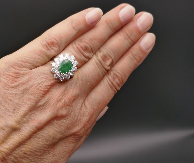 Smeraldo da 2,34 carati e diamanti da 3 carati, anello in oro e platino.