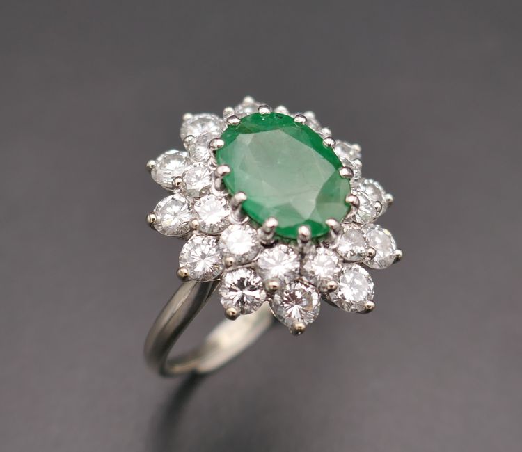 Smeraldo da 2,34 carati e diamanti da 3 carati, anello in oro e platino.
