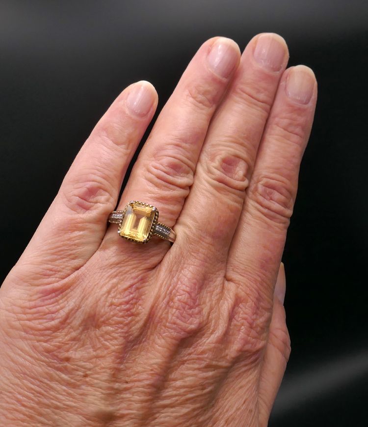 Bague citrine et diamants.