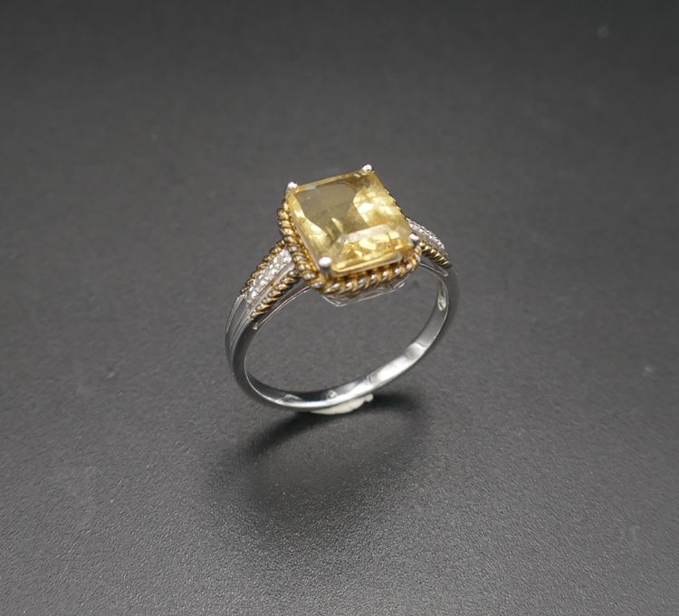 Bague citrine et diamants.