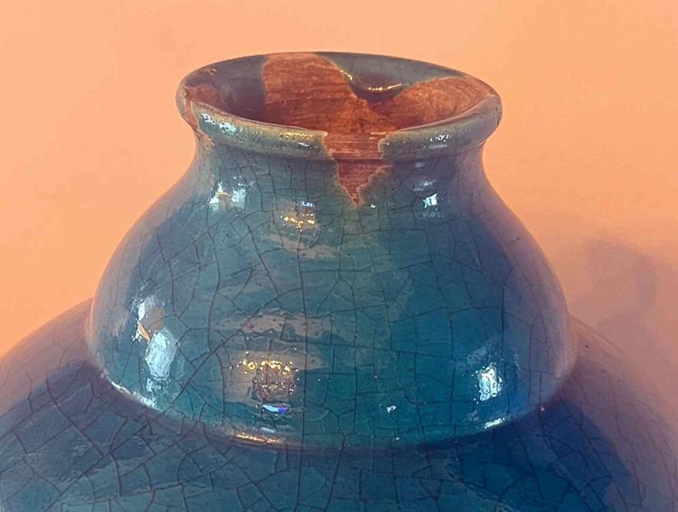 Antico vaso islamico mediorientale in smalto blu screziato