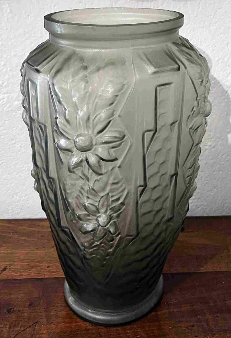 Art Nouveau / Art Deco vase circa 1920 in the taste of Legras Lalique